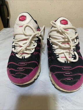 Nike Women's Black, White & Pink Athletic Running Sneakers